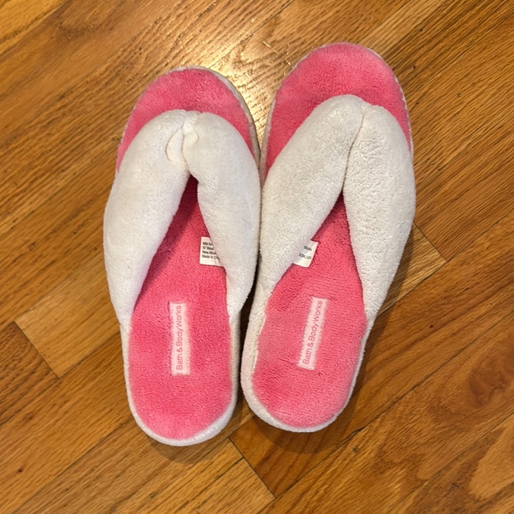NEW Bath & Body Works Pink and White Puffy Slippers, sz L/XL